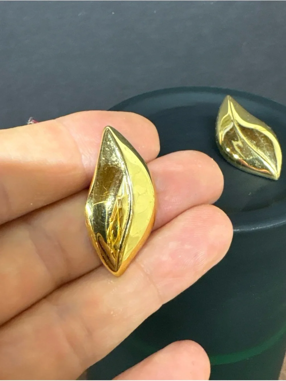 Vintage Gold Leaf-Shaped Women's  Earrings - Classic Gold Tone